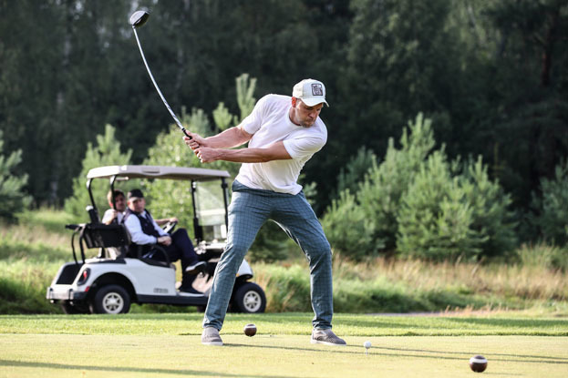 Артем Дзюба. Артем Дзюба играет в гольф