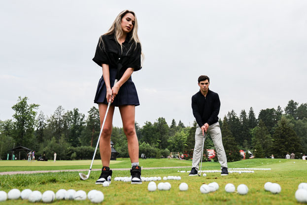 Алина Загитова и Артур Далалоян. Алина Загитова и Артур Далалоян играют в гольф