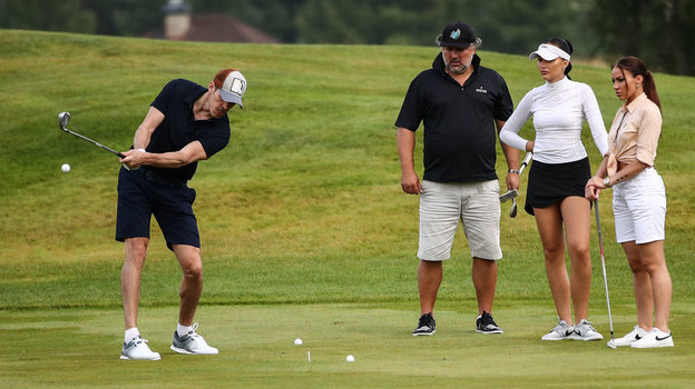 Евгений Малкин бьет по мячу. Евгений Малкин играет в гольф