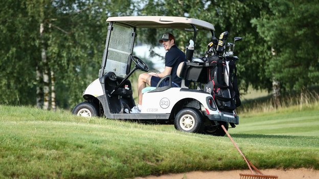 Хоккеист Евгений Малкин в гольф-каре