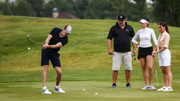 Хоккеист Евгений Малкин бьет по мячу для гольфа
