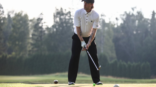 Фигурист Евгений Плющенко играет в гольф