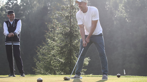 Леонид Слуцкий и Артем Дзюба играют в гольф