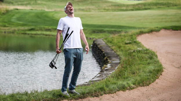 Футболист Артем Дзюба на поле для гольфа