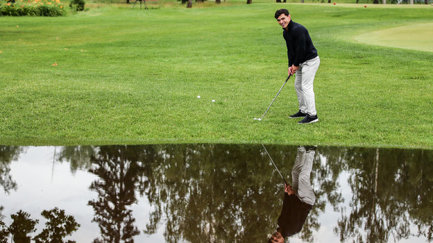 Гимнаст Артур Далалоян играет в гольф