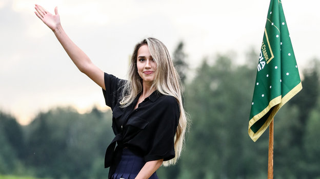 Фигуристка Алина Загитова на поле для гольфа