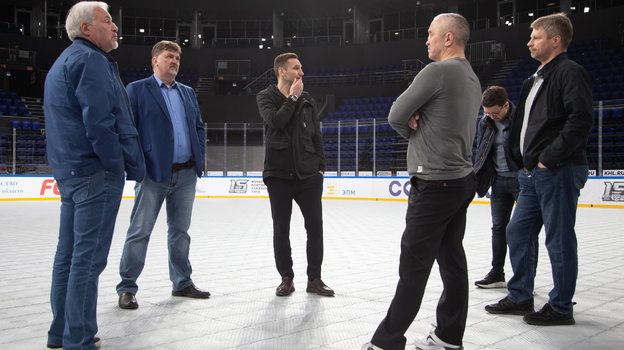 Новый главный тренер «Сибири» Дэвид Немировски (в центре) на новой арене клуба.