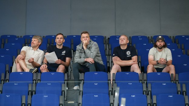 Новый главный тренер «Сибири» Дэвид Немировски (второй слева).