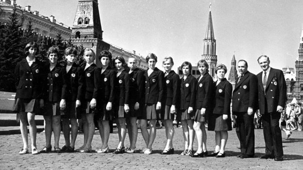 Гиви Ахвледиани с женской сборной СССР по волейболу в 1972 году.