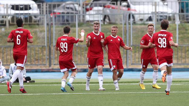 Футболисты «Амкала».