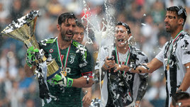 Футболист Джанлуиджи Буффон с трофеем чемпионата Италии.