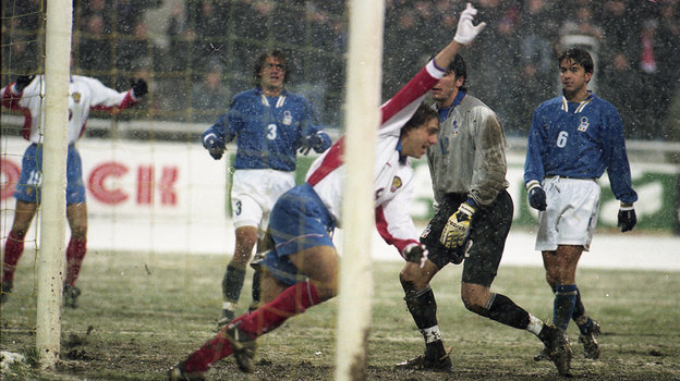 Сергей Юран у ворот Джанлуиджи Буффона в матче Россия - Италия. Сергей Юран у ворот Джанлуиджи Буффона в матче Россия - Италия