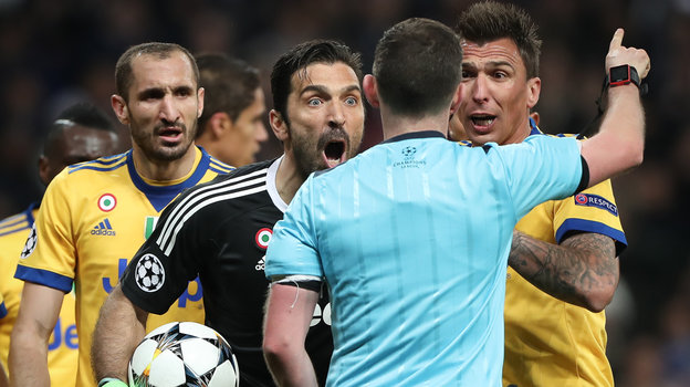 Джанлуиджи Буффон спорит с судьей во время матча «Ювентус» - «Реал». Джанлуиджи Буффон спорит с судьей во время матча «Ювентус» - «Реал»