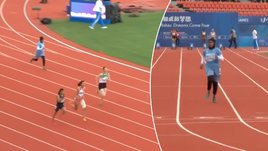 Насра Абукар Али на старте и на финише забега