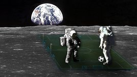 Космонавты играют в футбол на Луне