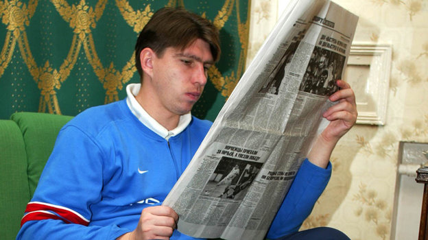 Андрей Чернышов. Андрей Чернышов читает газету «Спорт-Экспресс»