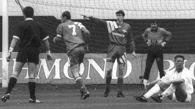 Виктор Онопко, Андрей Чернышов и Станислав Черчесов в матче против «Антверпена». Виктор Онопко, Андрей Чернышов и Станислав Черчесов в матче против «Антверпена»