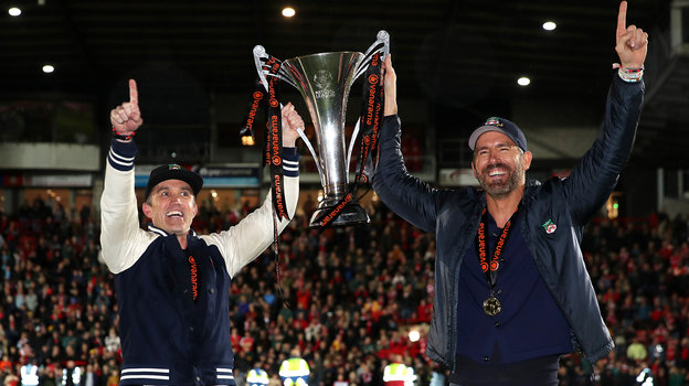 Роб Макэлхенни и Райан Рейнольдс с чемпионским кубком. Роб Макэлхенни и Райан Рейнольдс с чемпионским кубком