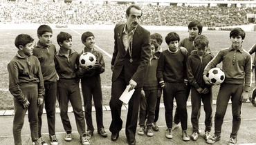 Завершивший блестящую карьеру футболиста Давид Кипиани в 1984 году был назначен старшим тренером тбилисского «Динамо».