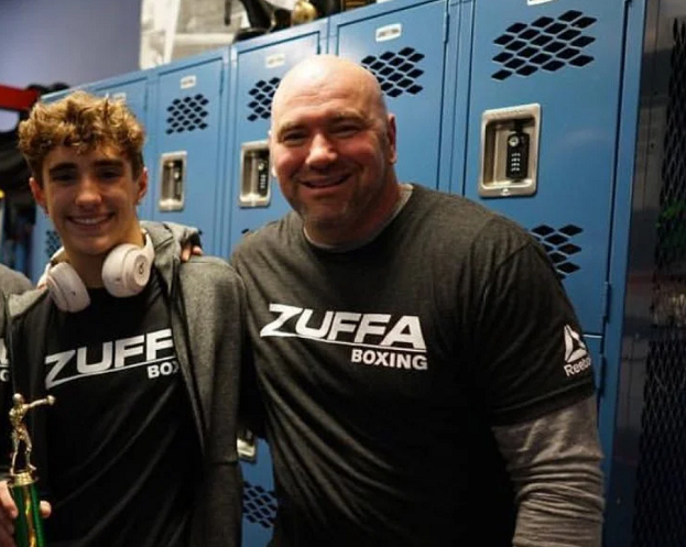 Дана Уайт (справа) с сыном Эйданом. Глава UFC Дана Уайт с сыном Эйданом