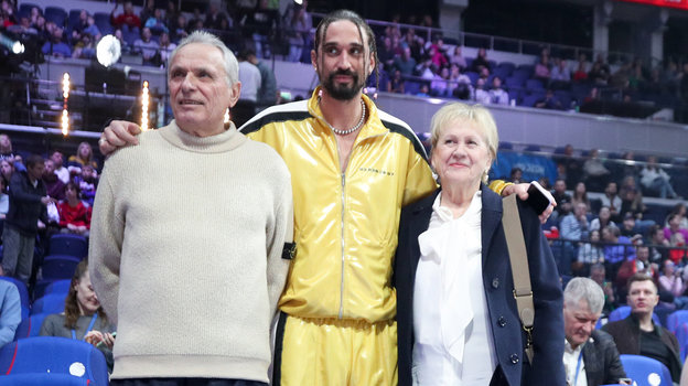 Алексей Швед с родителями. Баскетболист Алексей Швед с родителями.