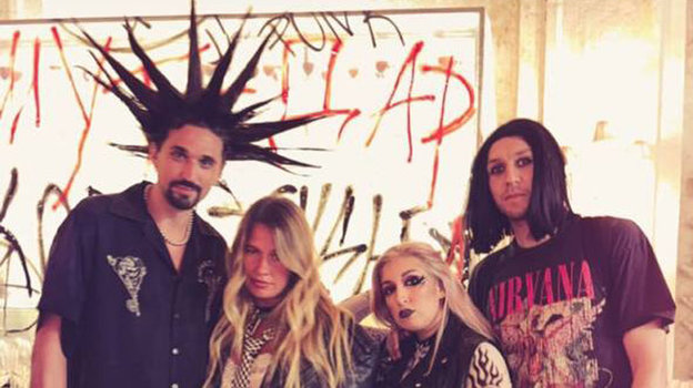 Алексей Швед (слева) с друзьями на вечеринке. Баскетболист Алексей Швед (слева) с друзьями на вечеринке