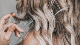 Девушка с длинными волосами крупным планом.