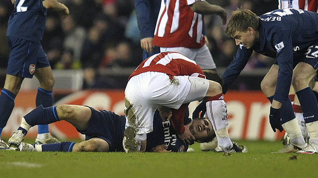 Страшный перелом ноги Аарона Рэмзи после столкновения с Райаном Шоукроссом. Страшный перелом ноги Аарона Рэмзи после столкновения с Райаном Шоукроссом