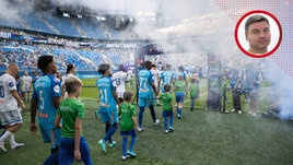 Игроки «Зенита» и «Динамо» выходят на поле стадиона