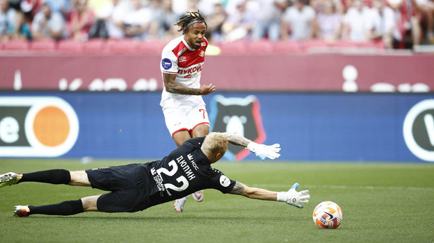 Тео Бонгонда забивает гол в ворота Юрия Дюпина. Тео Бонгонда забивает гол в ворота Юрия Дюпина