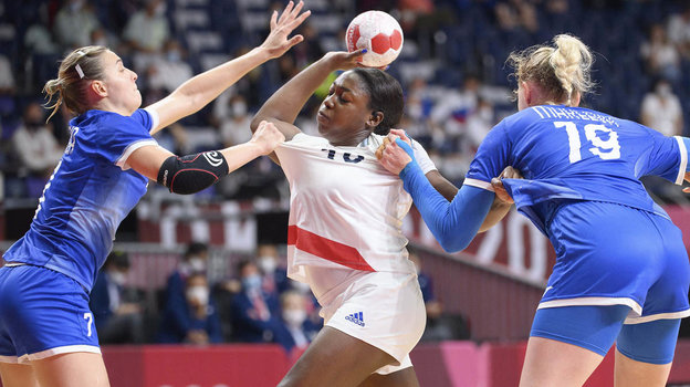 Дарья Дмитриева (слева) и Ксения Макеева (справа) пытаются остановить Грас Заади. Дарья Дмитриева, Грас Заади и Ксения Макеева