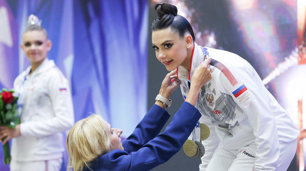 Лала Крамаренко. Лала Крамаренко получает золотую медаль