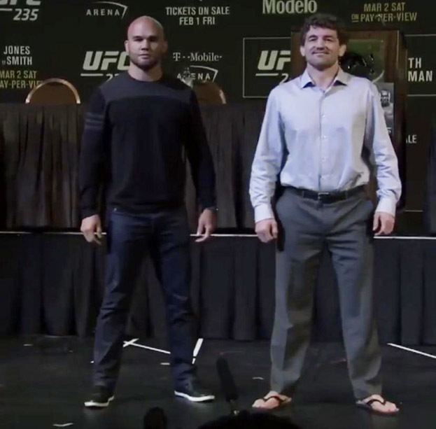 Бен Аскрен в шлепанцах на пресс-конференции к UFC 235. Бен Аскрен в шлепанцах на пресс-конференции к UFC 235