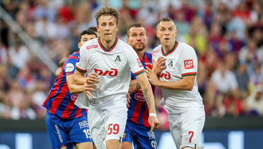 Игроки ЦСКА и «Локомотива» на угловом.