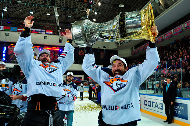 Василий Кошечкин и Данис Зарипов с Кубком Гагарина.