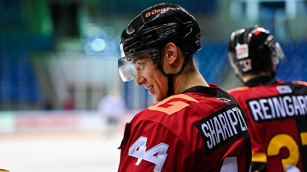 Дамир Шарипзянов. Защитник «Авангарда» Дамир Шарипзянов.