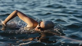 Молодая девушка учиться плавать кролем