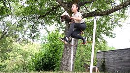 Девушка во время тренировки по хоббихорсингу.