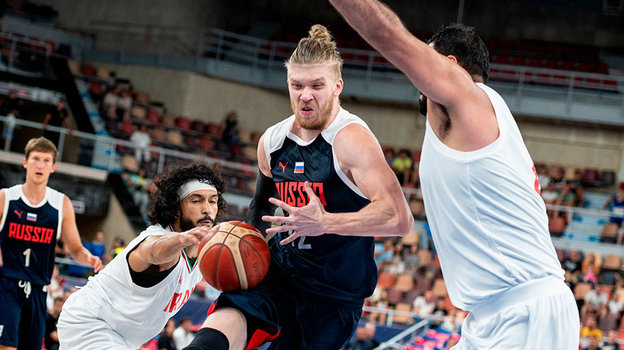 Сергей Клюев совершает проход.