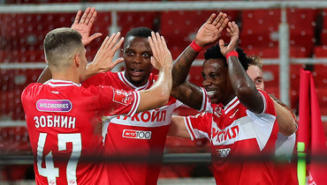 Роман Зобнин, Кристофер Мартинс и Квинси Промес празднуют гол.