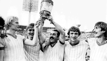 24 июня 1984 года. Москва. Лужники. Финал Кубка СССР. «Динамо» М — «Зенит» — 2:0. Трофей в руках Валерия Газзаева, открывшего счет в матче.