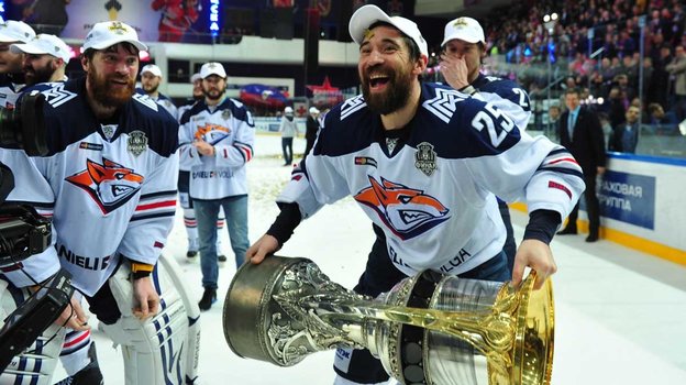 Данис Зарипов с Кубком Гагарина. Хоккеист Данис Зарипов с Кубком Гагарина