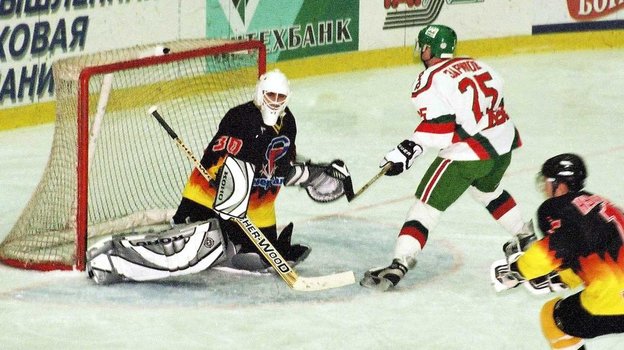 Данис Зарипов атакует воргота Мратина Брошу. Хоккеист Данис Зарипов атакует воргота Мратина Брошу