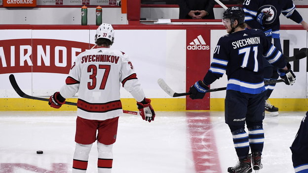 Братья Андрей и Евгений Свечниковы перед матчем НХЛ.