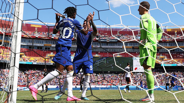 Карни Чуквуэмека и Энцо Фернандес празднуют гол в ворота «Фулхэма». Карни Чуквуэмека и Энцо Фернандес празднуют гол в ворота «Фулхэма»