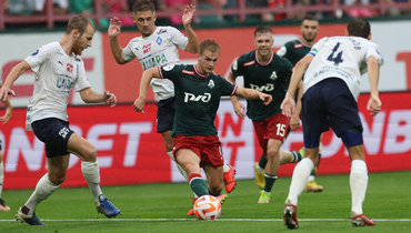 Сергей Пиняев (в центре) с мячом против футболистов «Крыльев Советов».