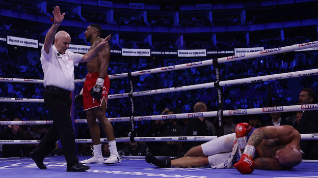 Энтони Джошуа нокаутировал Роберта Хелениуса.