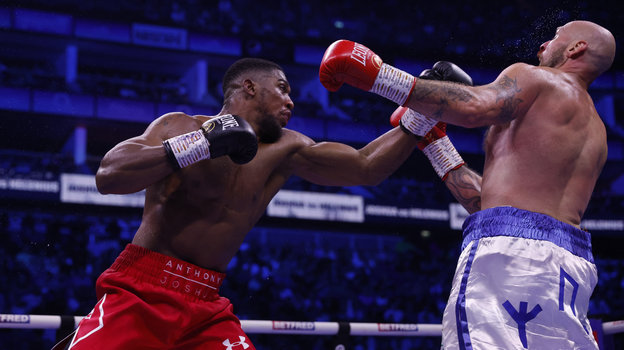 Энтони Джошуа нокаутировал Роберта Хелениуса.