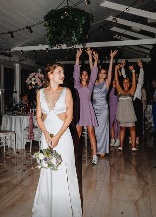 Алена Косторная готовится бросать букет невесты.