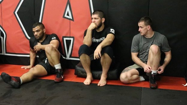 Хабиб Нурмагомедов (в центре) и Кайл Дрисколл (справа).